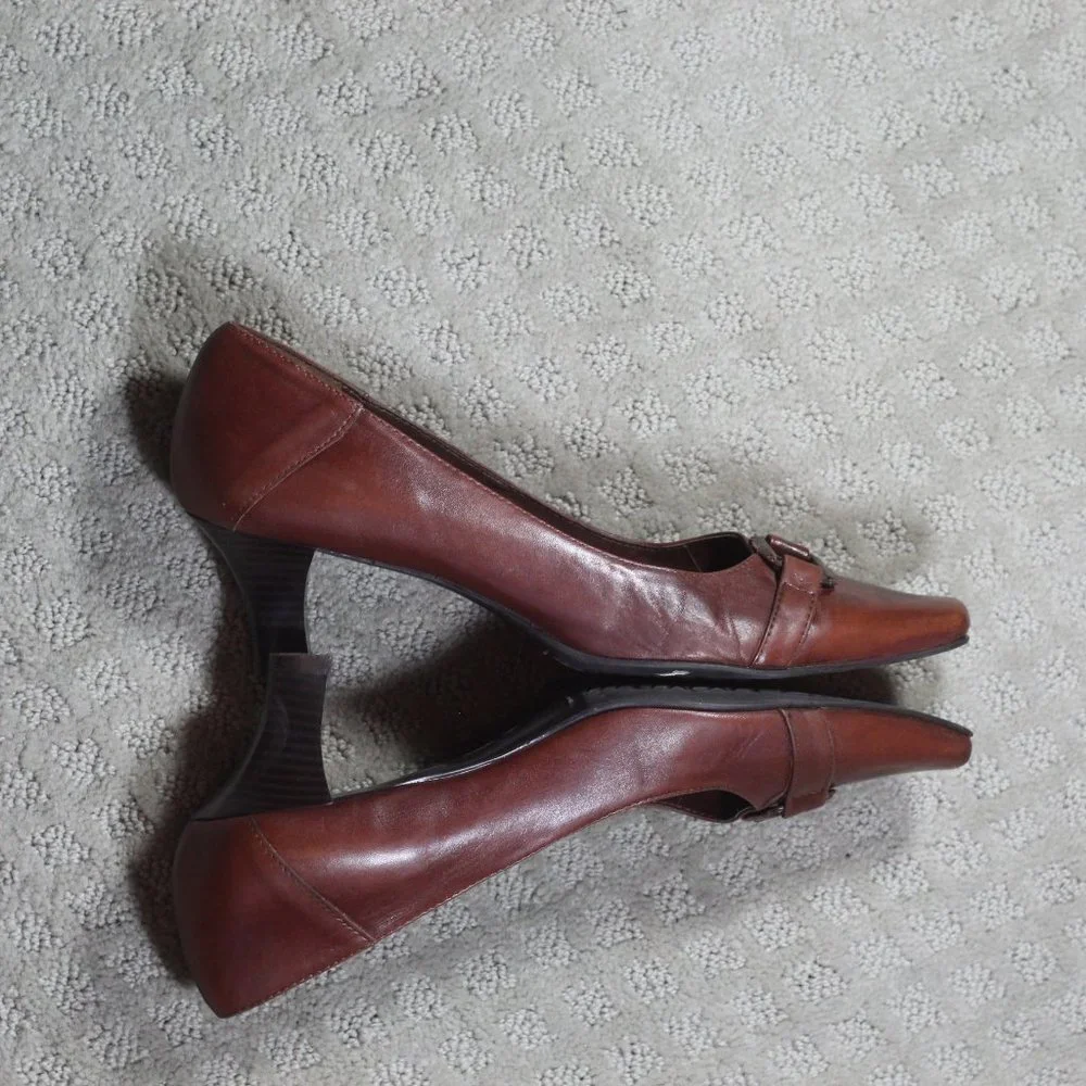 Michelle D Size 8 British Tan Tortoise Buckle Accent 2.5